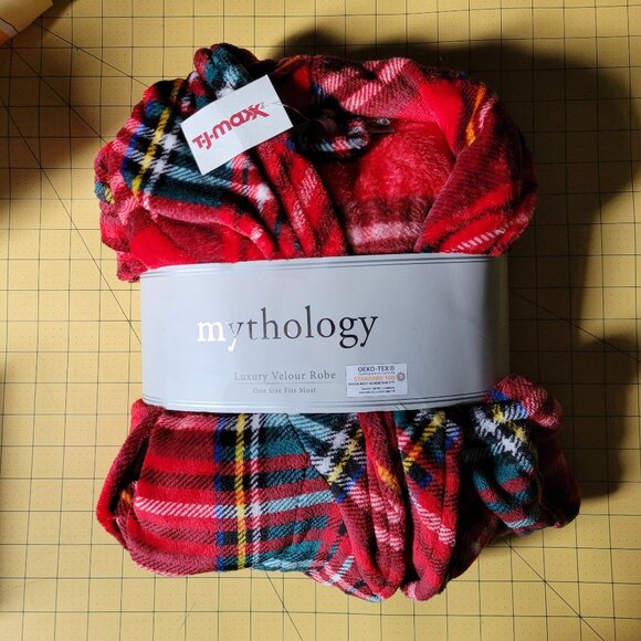 New in Package Red Plaid Plush Short Robe - One Size - Picture 1 of 2